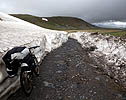На перевале все еще не сошел снег. Грузия