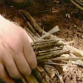 Trasa.Ru - Приготовьте костровище. На дно положите сухие веточки, которые обеспечат доступ кислороду