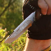 Trasa.Ru - Производите удары ножем по камню так, чтоб искры попадали на трут